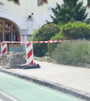 Zajlik a jelzőlámpás gyalogosátkelő kialakítása a Fő utcai postánál