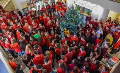 Piros pulcsis nappal zárult a karácsonyi vásár hete a Vámbéry Gimnáziumban