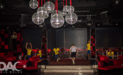 Videó: Edzés az éjjeli klubban!