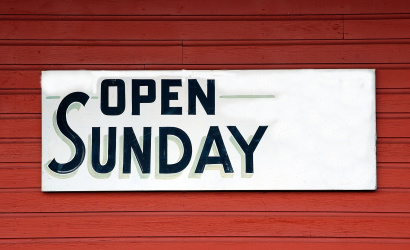 Változások! Kinyithatnak a boltok vasárnap