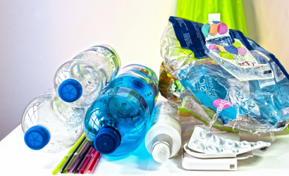 A szeparált műanyag hulladék elszállítása a családi házas övezetből