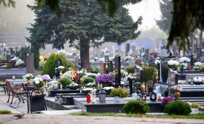 Ma később zárják a temetőket – tovább lesz ott közvilágítás is