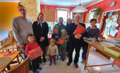 Magyar családok kaptak ajándékkönyveket  