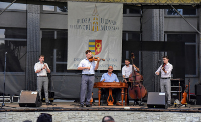 Nézzék vissza: a Pósfa zenekar indította a Dunaszerdahelyi Udvari Muzsikát