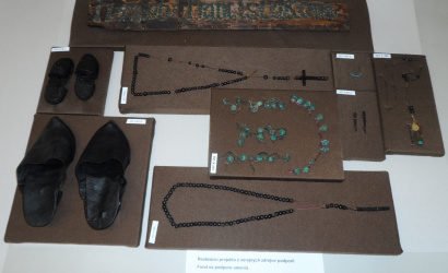 Rendkívüli régészeti tárgyak a dunaszerdahelyi Nagyboldogasszony oltalma alatt álló Szent György-templom családi kriptájából