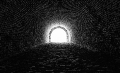 Már látni a fényt az alagút végén