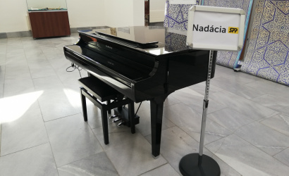 Zongora és kültéri színpad a Csallóközi Múzeumban