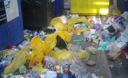 A visszaváltható műanyag flakonokért tépik szét a műanyag hulladékot gyűjtő zsákokat a családi házas övezetben