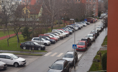 Zajlik a lakótelepi parkolás ellenőrzése