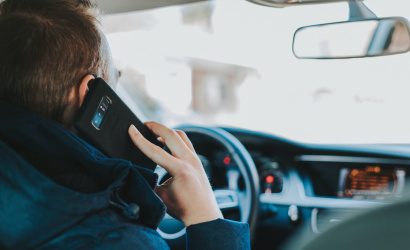 A súlyos közúti szabálysértések közé sorolják a kihangosítás nélkül történő telefonhasználatot vezetés közben