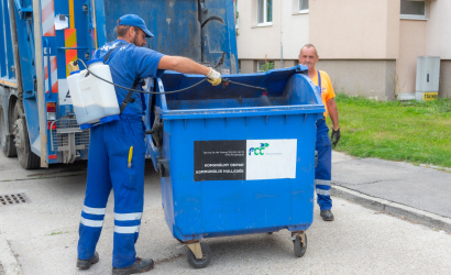 Városszerte fertőtlenítik a lakótelepi hulladéktároló konténereket
