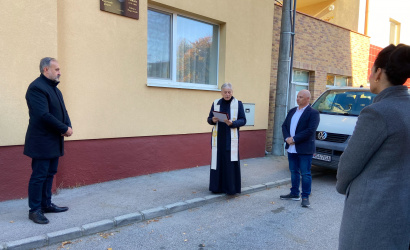 Emléktábla jelzi Pókateleki Kondé Miklós püspök születésének a helyét