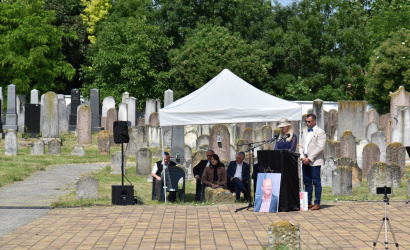 „Azért gyűltünk itt össze, hogy megemlékezzünk szeretteinkről” – A holokausztra emlékeztek a dunaszerdahelyi zsidó temetőben
