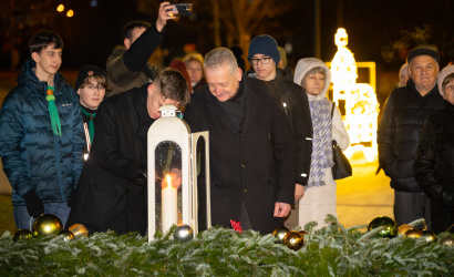 Az isteni fény az, ami az emberek szívét felmelegíti