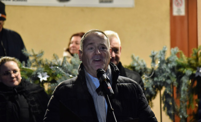 Adventi fények gyúltak Sikabonyban – közösséget erősítő ünnep a Sikabonyi Gálffy Ignác Közösségi Ház udvarán