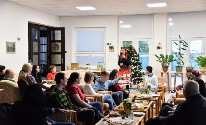 Családias karácsonyváró ünnepség a mentálisan sérült fiatalokkal a városi nyugdíjasotthonban