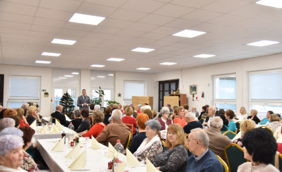 Adventi találkozó a városi nyugdíjasklubban – a közösség, a hála és a várakozás jegyében
