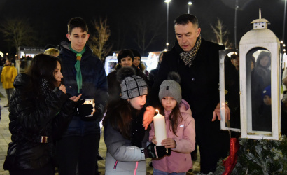 Az öröm gyertyája gyúlt ki Dunaszerdahely adventi koszorúján