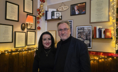 Verssel a mindennapokban – felavatták Hodossy Gyula versfalát Dunaszerdahelyen, a Nosztalgia Pubban