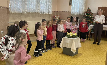 Karácsony örömét vitték az idősek otthonába az óvodások