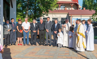 Átadták és megáldották a sikabonyi temető ravatalozóját