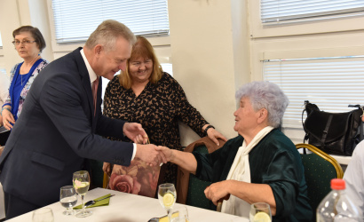 „Az Önök munkájára épít a város” – szépkorúakat köszöntöttek a nyugdíjasklubban