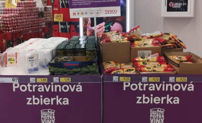 Élelmiszergyűjtés a rászorulókért – a dunaszerdahelyi plébániai karitász adományozó akciója a Tescóban