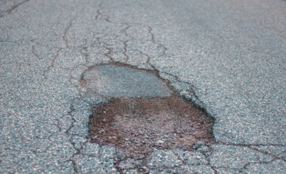 Kátyúkra figyelmeztetnek – javítás alatt a Szövetkezeti utcai és a Karcsai úti úthibák