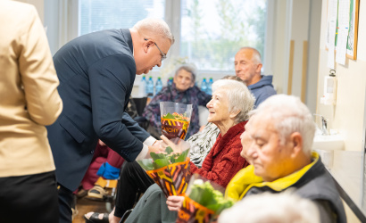 A tisztelet kifejezése magában foglalja az elfogadást, a támogatást, a szeretetet