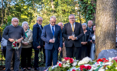 Felavatták Duray Miklós síremlékét Losoncon – Dunaszerdahely is tisztelgett a felvidéki politikus emléke előtt