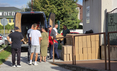 Csomagokat osztottak a rászoruló családok számára