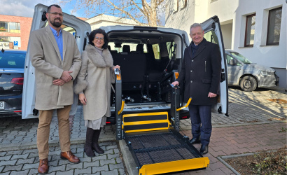 Átadták a szociális taxi szolgáltatáshoz beszerzett járművet