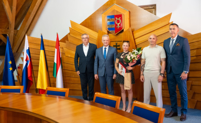 A világbajnoki bronzérmes Hegedűs Rékát köszöntötték a testületi ülés elején