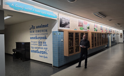 A Gorkij sulitól a Szabó Gyula Alapiskoláig – látványos iskolatörténet a nagyfolyosón