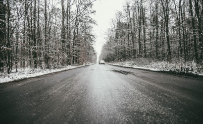 Csúszós utakra figyelmeztetnek a meteorológusok