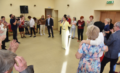 Fergeteges hangulatú nőnapi ünnepséget tartottak Sikabonyban