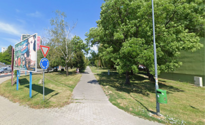 Járdafelújítás a Halpiac téren