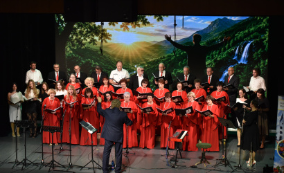 Teltházas jubileumi koncerttel ünnepelt a 25 éves Szent György Kórus