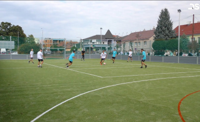 Embedded thumbnail for A diákok már birtokukba vették a Vámbéry Gimnázium megújult sportpályáját