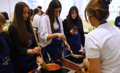 Embedded thumbnail for A főzőtanfolyamon a fakanál jelenti a varázspálcát