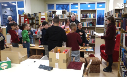 Embedded thumbnail for Egy jó hangulatú este a mesék bűvöletében a könyvtárban