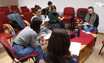 Embedded thumbnail for A mozgalom a könyvolvasást népszerűsíti a digitális zaj korában 