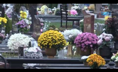 Embedded thumbnail for A sírhalmokon az emlékezés fájó gyertyái pislákolnak