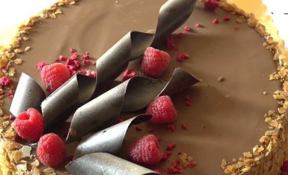 Embedded thumbnail for A Zserbó cukrászda nyerte a Dunaszerdahely város tortája versenyt