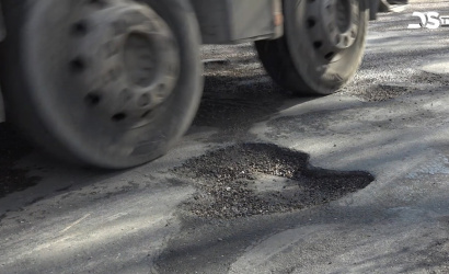 Embedded thumbnail for Sok a kátyú, amelyek közül a legnagyobbakat már most igyekeznek befoltozni