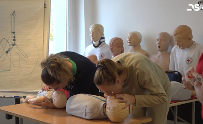 Embedded thumbnail for A szülőknek és a leendő szülőknek szól az elsősegélynyújtási képzés