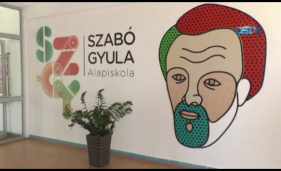 Embedded thumbnail for Folyosónévadó ünnepséget tartottak a Szabó Gyula Alapiskolában