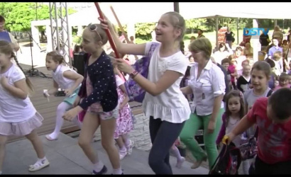 Embedded thumbnail for Gyermek színjátszók és bábosok vették birtokukba a várost