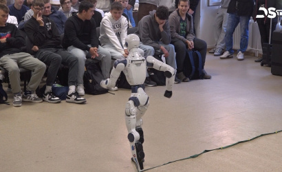 Embedded thumbnail for Hologramos vetítés, humanoid robot és robotkutya a középiskola szakmai napján