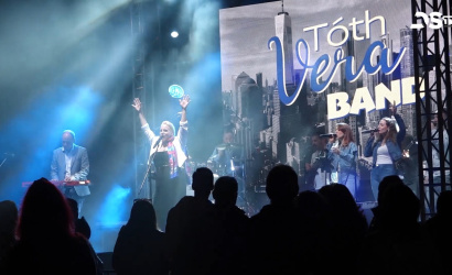 Embedded thumbnail for Tizenöt produkció a Vásártéren, musicalshow a városi sportcsarnokban